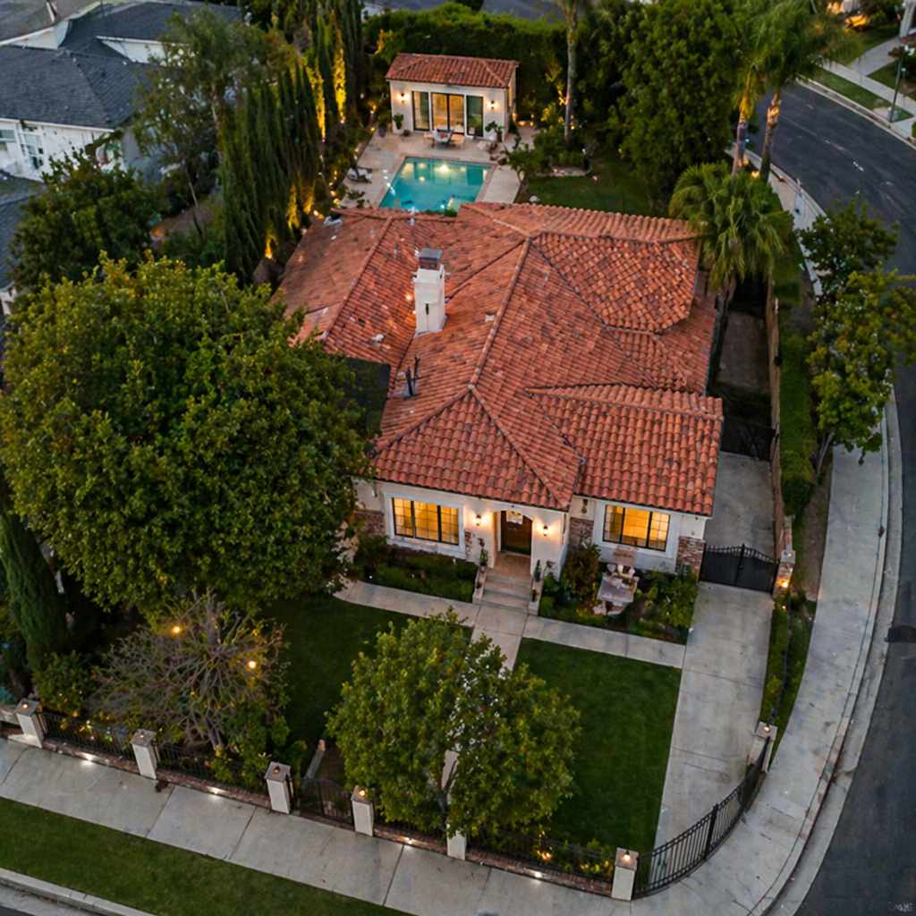 5003 Chimineas Avenue